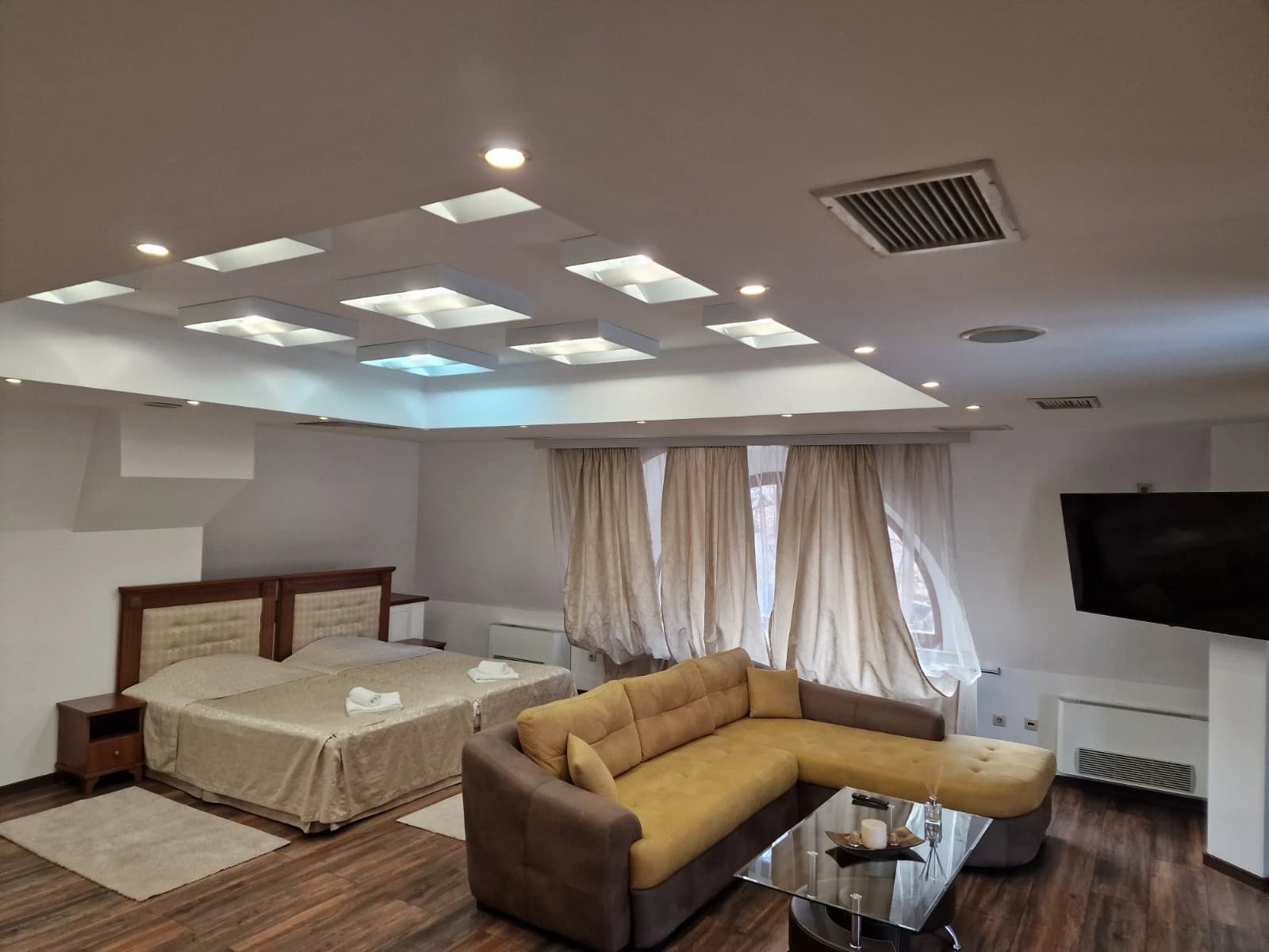 Апартамент с балкон